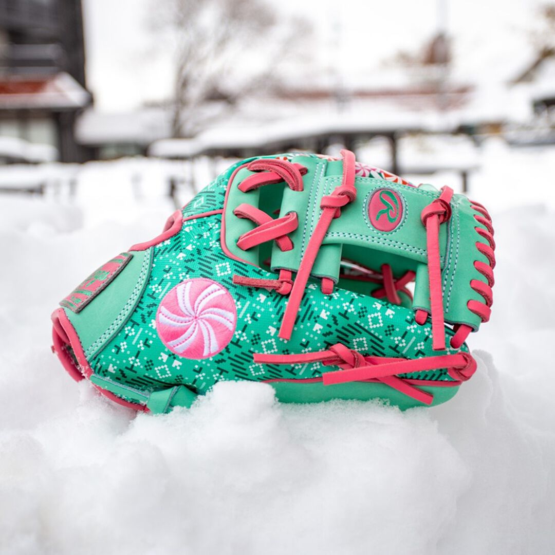 Exclusive Heart of the Hide 11.5-Inch Holiday Glove Right Hand Throw - Image 2