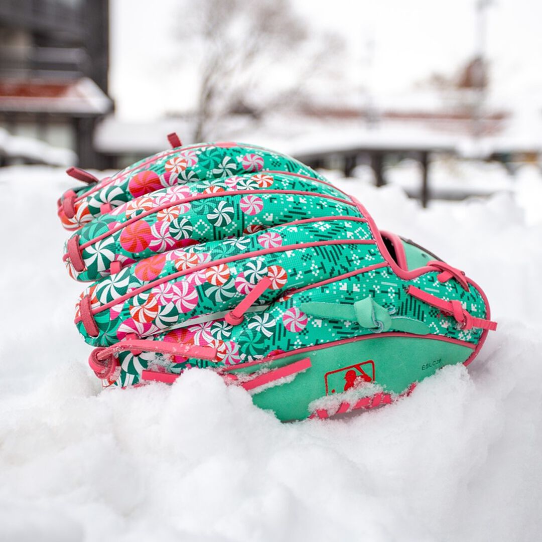 Exclusive Heart of the Hide 11.5-Inch Holiday Glove Right Hand Throw - Image 7